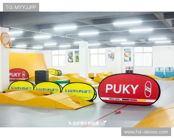 BMX泥地竞速赛选手俯冲飞跃障碍 观众屏息凝神观战